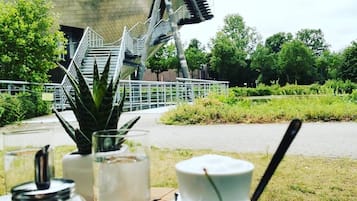 Petit déjeuner et déjeuner servis sur place, restauration en plein air