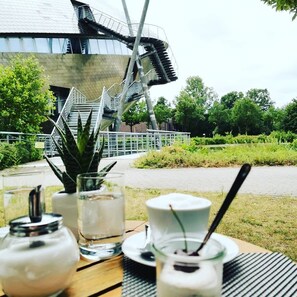 Frokost, lunsj og middag serveres, uteservering