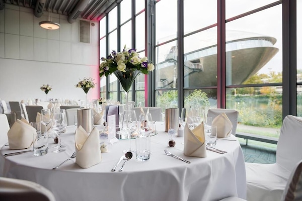 Melayani sarapan, makan siang, makan malam; dengan santap malam alfresco