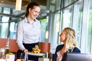 Breakfast, lunch and dinner served - Atlantic Hotel Universum (Bremen)