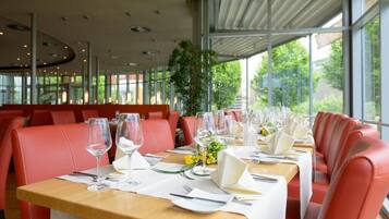 Breakfast, lunch, dinner served; alfresco dining