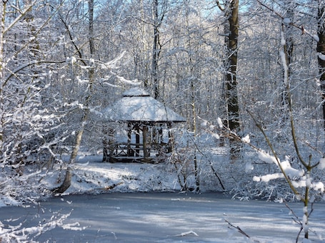 Gazebo. AKZENT Hotel Zur Wasserburg , bed & breakfast