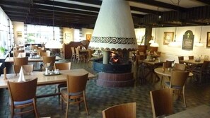 Breakfast area - AKZENT Hotel Zur Wasserburg , bed & breakfast (Harpstedt)