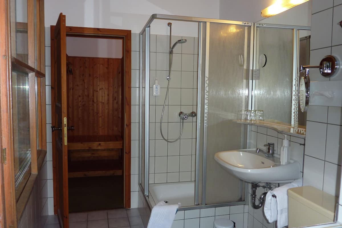 standard room | bathroom | shower, free toiletries, hair dryer, towels