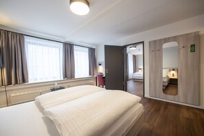 Standard Double Room | 1 bedroom, hypo-allergenic bedding, in-room safe, desk - Eden Hotel Früh am Dom (Cologne)