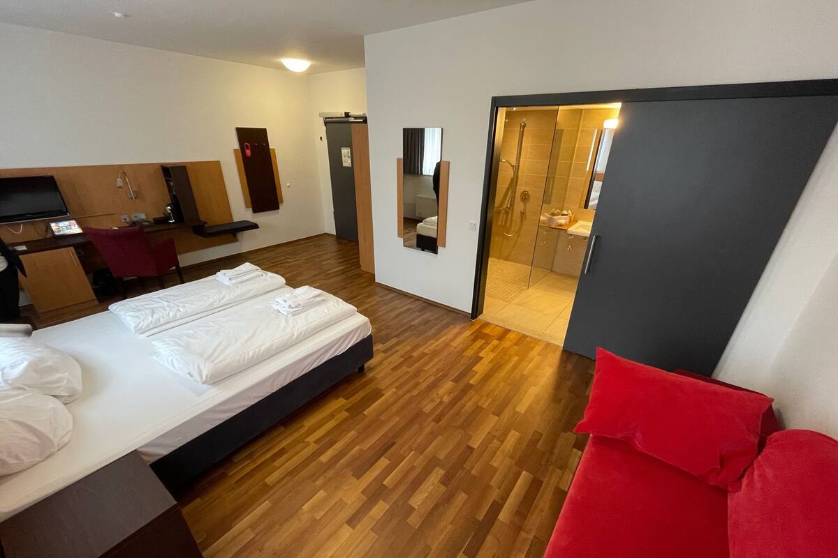1 bedroom, hypo-allergenic bedding available, in-room safe, desk