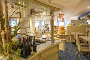 Petit déjeuner et dîner servis sur place, spécialités Cuisine régionale