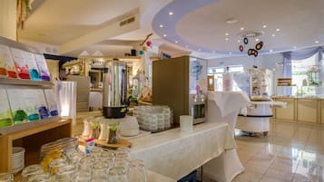 Petit déjeuner buffet (12.90 EUR par personne)