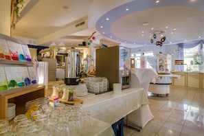 Buffet déjeuner (12.90 EUR par personne)