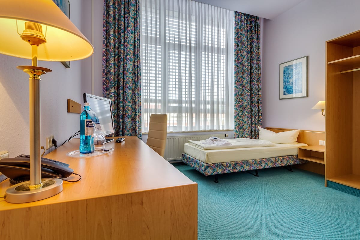 Single Room | Premium bedding, desk, free WiFi, bed sheets