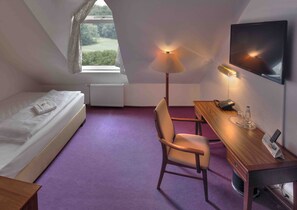 1 bedroom, hypo-allergenic bedding, individually decorated, desk
