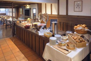 Café da manhã com buffet todos os dias (EUR 16.9 por pessoa) 