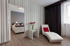 Suite Junior | Literie de qualité, couette en duvet, coffre-fort, bureau