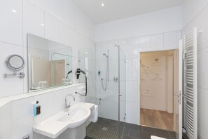 Standard Double Room | Bathroom | Free toiletries, hair dryer, slippers, towels - Hotel Prinz Anton (Düsseldorf)
