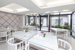 Frokostbuffé hver dag (EUR 10.00 per person)