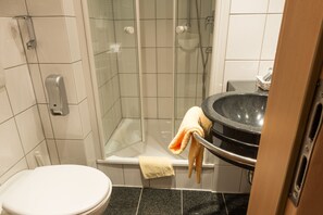 Een douche, gratis toiletartikelen, een haardroger, pantoffels