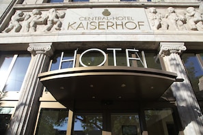 The entrance of the Central Hotel Kaiserhof with classical architectural details and a prominent "HOTEL" sign.