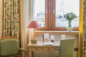 Habitación doble estándar | Ropa de cama hipoalergénica, edredón y artículos del minibar gratis
