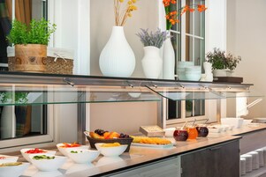 Desayuno buffet diario (EUR 24.50 por persona)