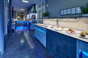 Tägliches Frühstücksbuffet (24.50 EUR pro Person)