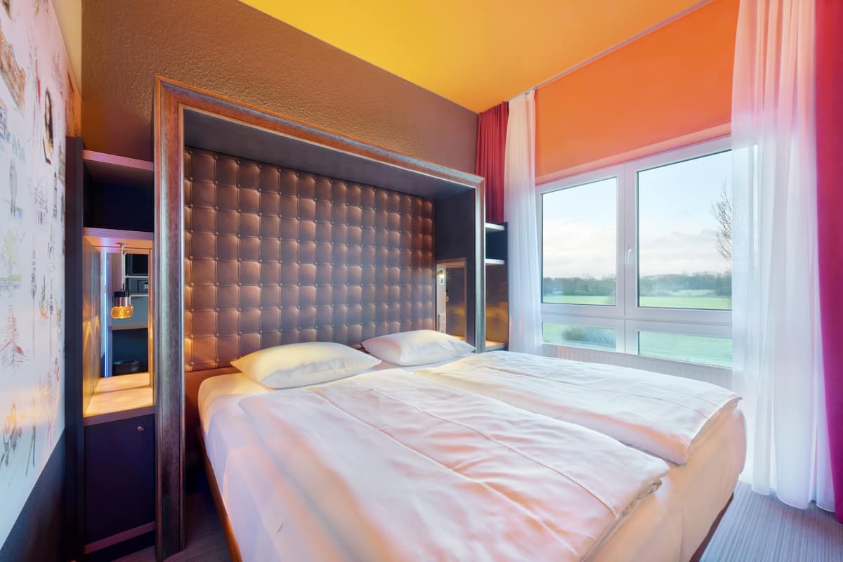 Premium bedding, in-room safe, individually decorated