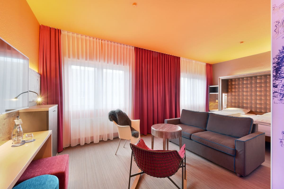 Premium bedding, in-room safe, individually decorated