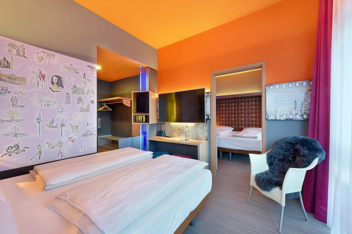 Premium bedding, in-room safe, individually decorated