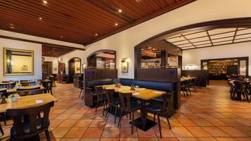 Tägliches Frühstücksbuffet (24.50 EUR pro Person)