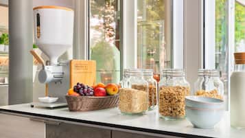 Tägliches Frühstücksbuffet (24.50 EUR pro Person)