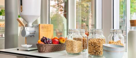 Frukostbuffé varje dag (EUR 24.50 per person)