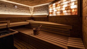 A wooden sauna with benches and a bucket. - Parkhotel Bilm im Glück (Sehnde)