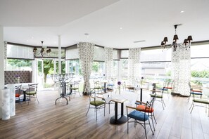 Tägliches Frühstücksbuffet (16 EUR pro Person)