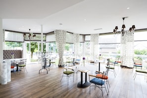 Tägliches Frühstücksbuffet (16 EUR pro Person)