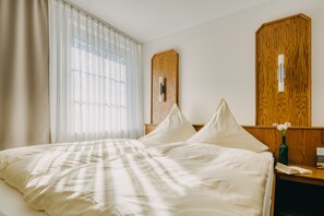 Double Room Single Use | Minibar, in-room safe, soundproofing, free WiFi - Hotel Am Schlehberg (Alfeld)