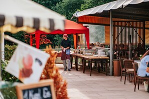 Outdoor dining - Hotel Am Schlehberg (Alfeld)