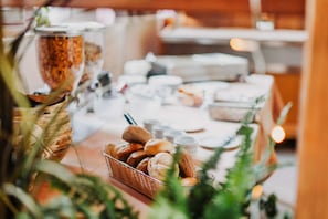 Breakfast buffet - Hotel Am Schlehberg (Alfeld)