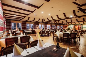 Dinner served - Hotel Am Schlehberg (Alfeld)