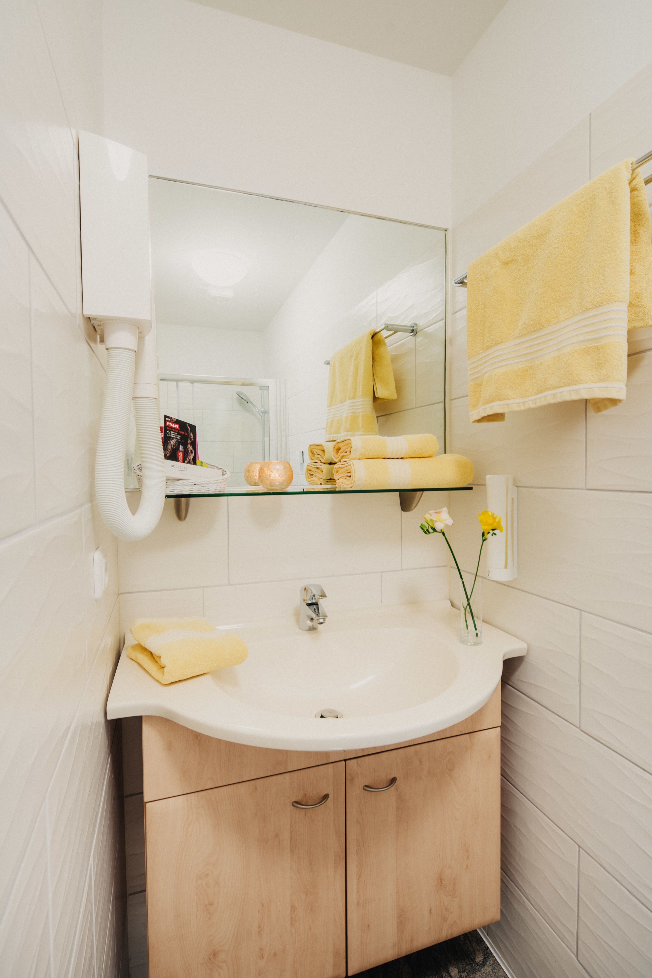 standard suite | bathroom | shower, towels