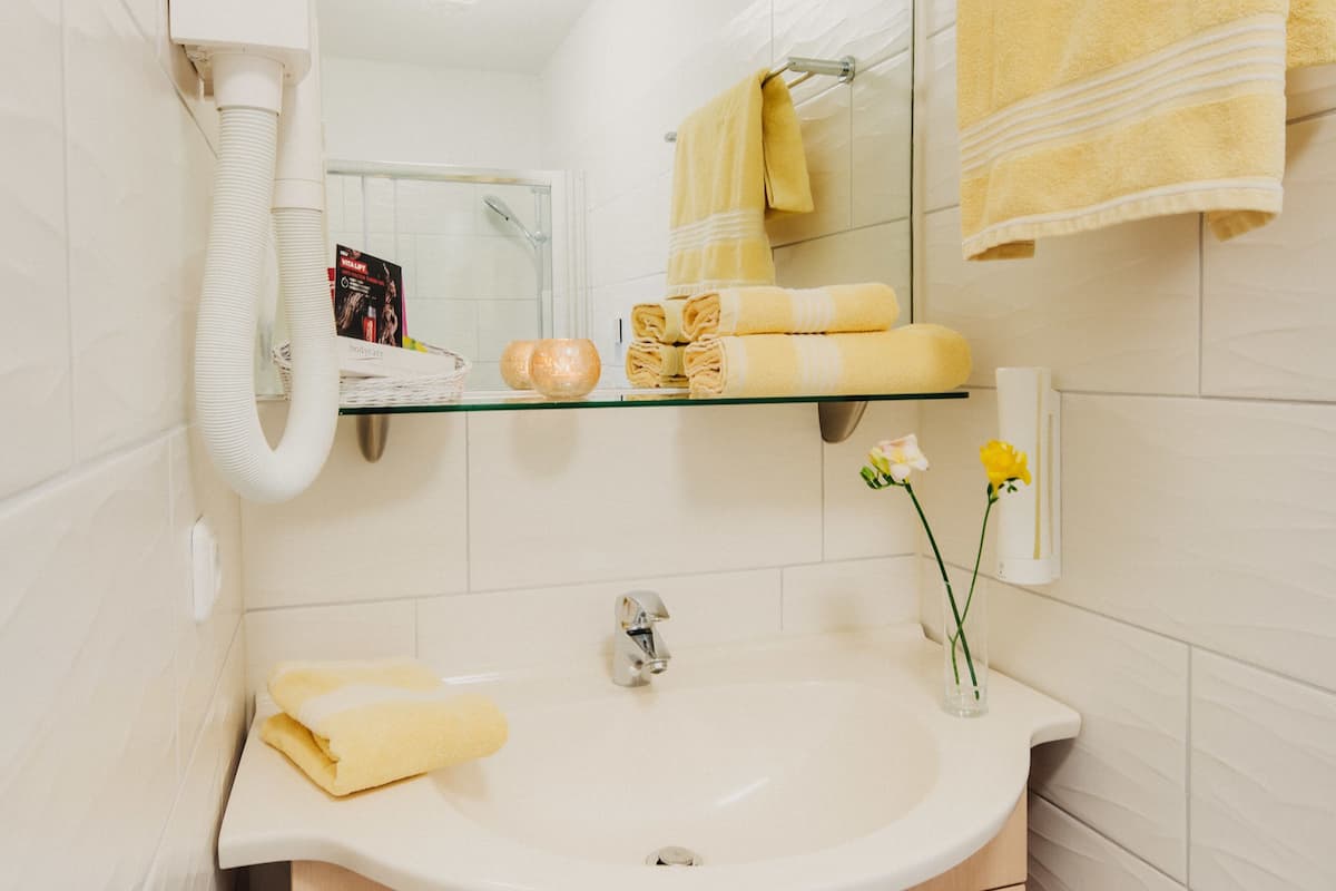 standard suite | bathroom | shower, towels