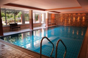 Indoor pool, sun loungers