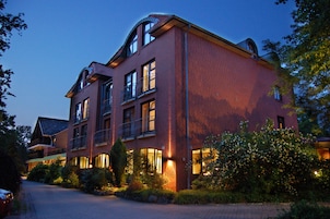 Fachada da propriedade à noite