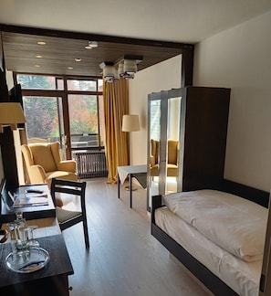 Chambre simple classique | Coffre-fort, accès au Wi-Fi (inclus), literie fournie