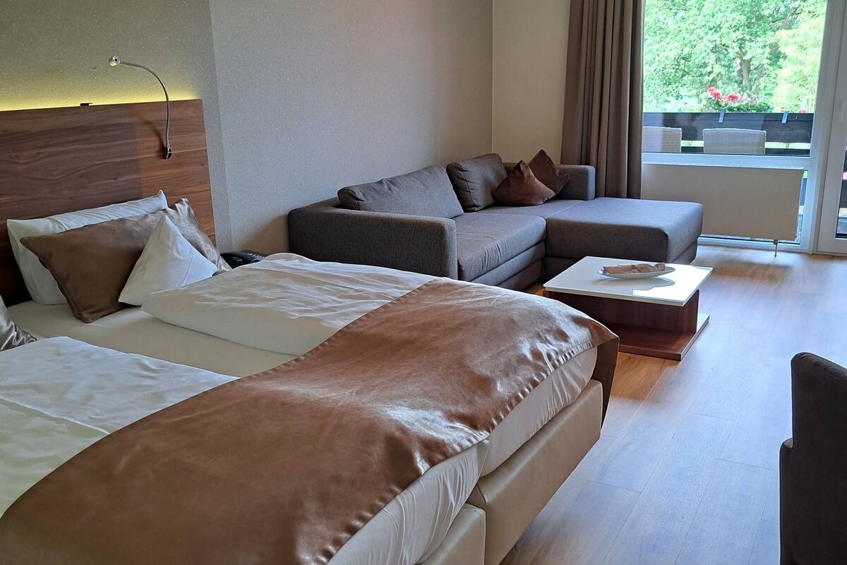 Habitación Deluxe doble, no fumadores, balcón | Caja fuerte, wifi gratis, ropa de cama