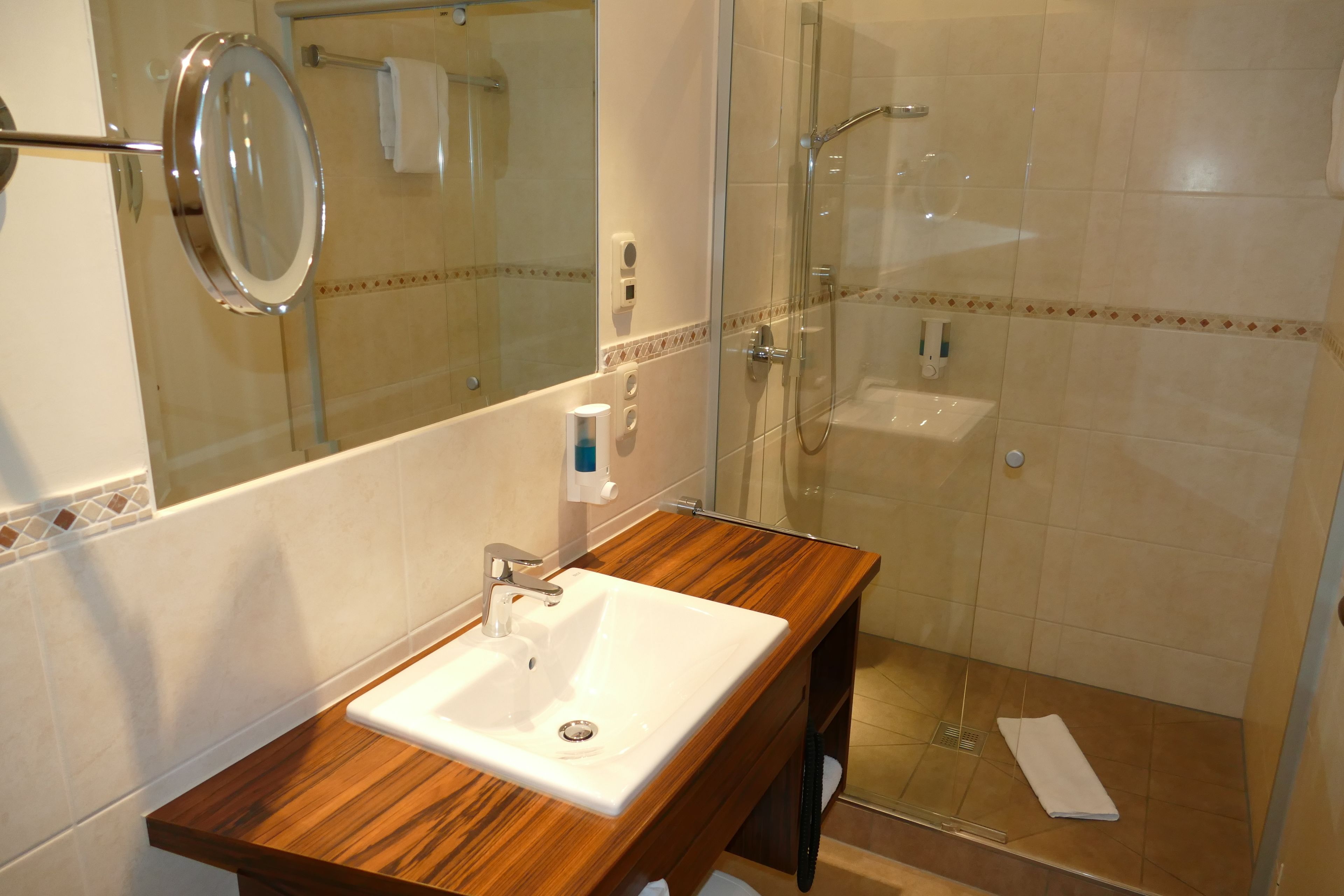 classic single room | bathroom | slippers