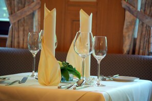 Breakfast, lunch, dinner served; Regional cuisine, alfresco dining  - Hotel Heide Kröpke (Essel)