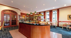 Desayuno buffet diario (EUR 17.00 por persona)
