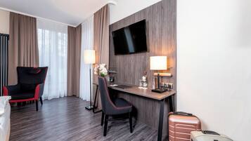 Minibar, Zimmersafe, Schreibtisch, Zustellbetten