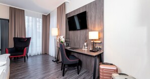 Minibar, in-room safe, desk, rollaway beds - PLAZA Premium Parkhotel Norderstedt (Norderstedt)