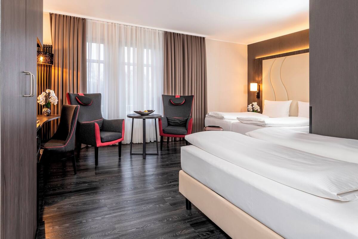 quadruple room | 1 bedroom, minibar, in-room safe, desk