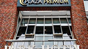 El exterior del Plaza Premium Park Hotel, con un letrero llamativo sobre la entrada.